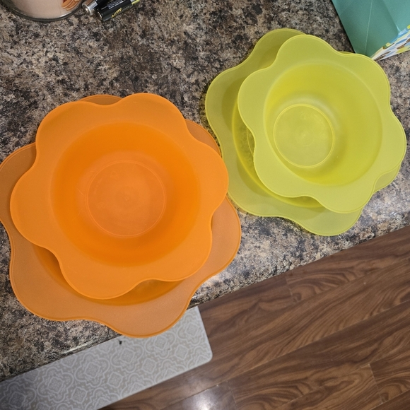 Groovy Flower Orange Yellow Plastic Plates & Bowls Set - Picture 2 of 6